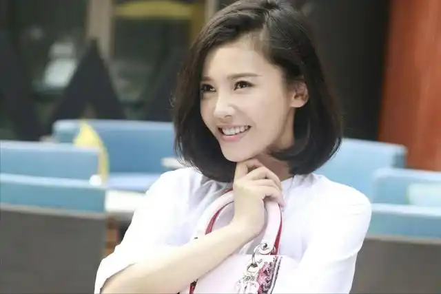 第一次认识杨子姗还是在《我们终将逝去的青春》里,她饰演的政委敢爱