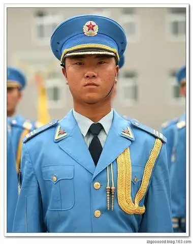 现任仪仗大队执行队长---李强,身高191公分 负责最高礼仪检阅的执行