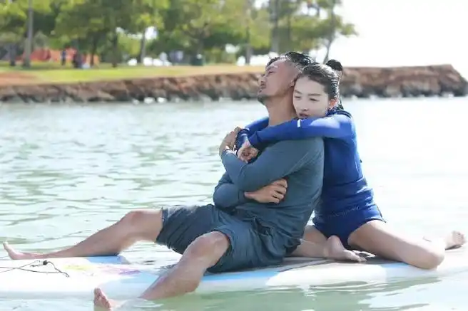 周冬雨余文乐水上瑜伽