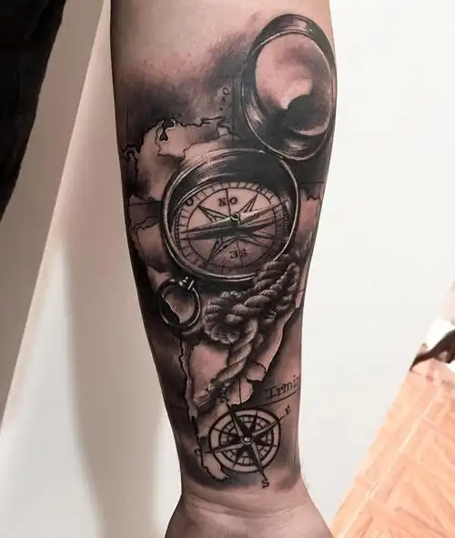 来深圳工作的南美洲哥们小臂上的欧美罗盘指南针纹身图案