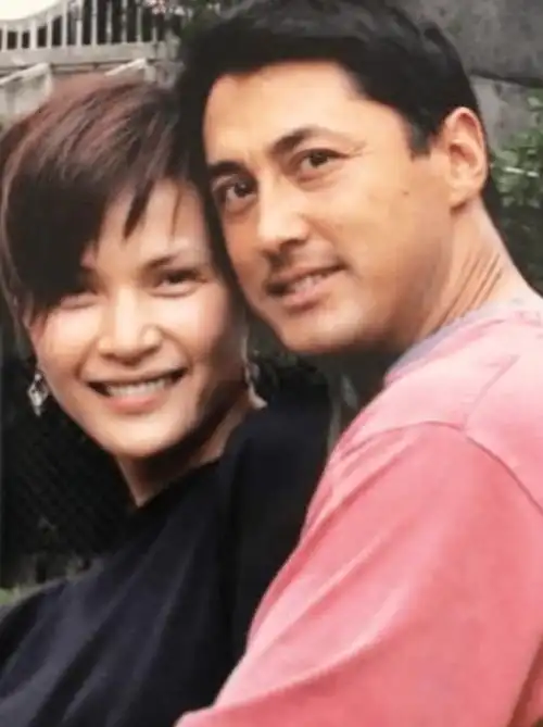 王敏德携妻庆祝结婚31年,两人与狗庆祝很低调,仨子女已移居美国