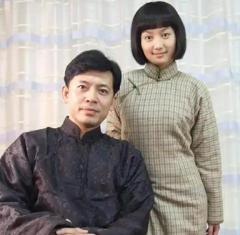 国家一级演员何政军,结婚几十年却无一绯闻,他的妻子究竟是何人_范雨