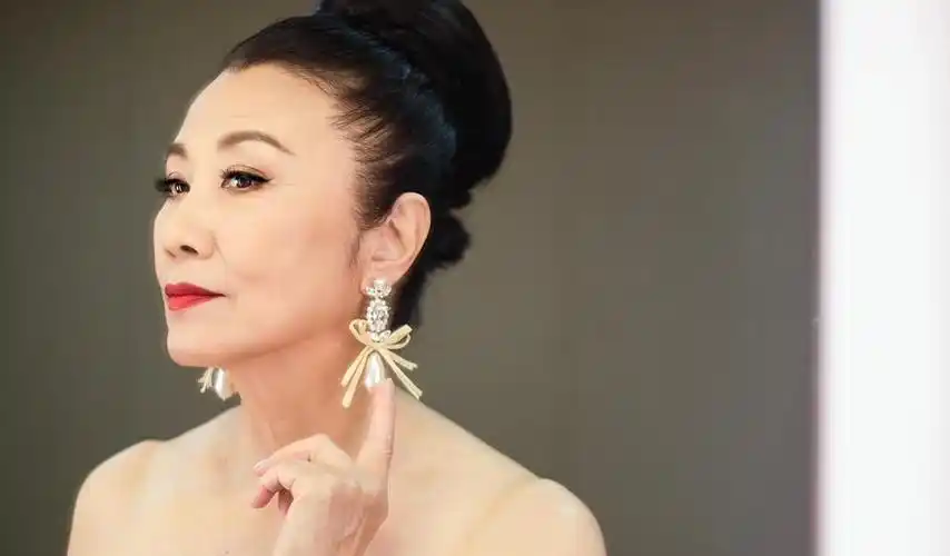 汪明荃原装五官不怕老,73岁还能驾驭抹胸连衣裙,优雅又洋气