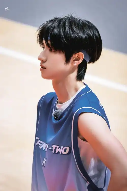 #22x日志##朱志鑫露腹肌##朱志鑫俯卧撑##今日星拍放送##tf家族运动会