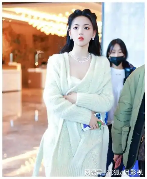 杨超越脸部僵硬,怎么感觉脸不太一样了