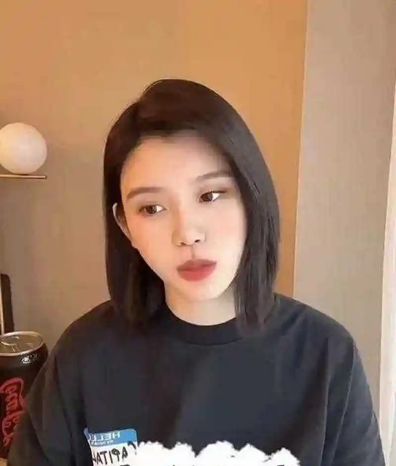 母亲节官宣怀二胎的奚梦瑶晒出视频,剪短了头发,看起来精气神很不错