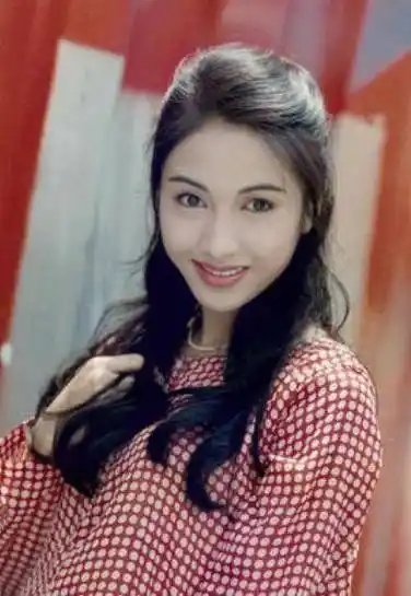 黎姿小时候就非常懂事,在童年就以童工的身份出演舞台剧,后来长大就边