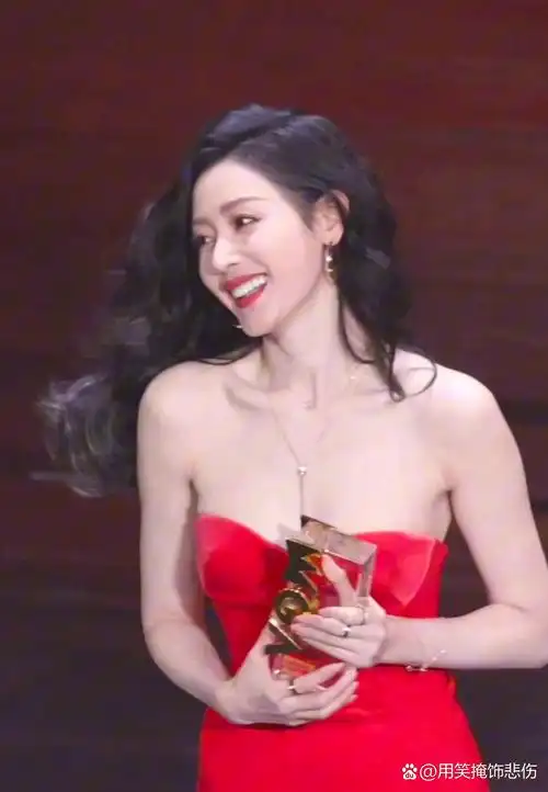 张天爱红色抹胸裙尽显魅力,仿佛一团绚丽的火焰