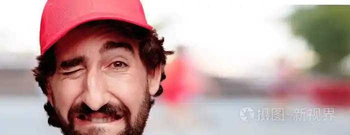 年轻的疯狂胡须男切割头表情孤立快递的角色愤怒的表情