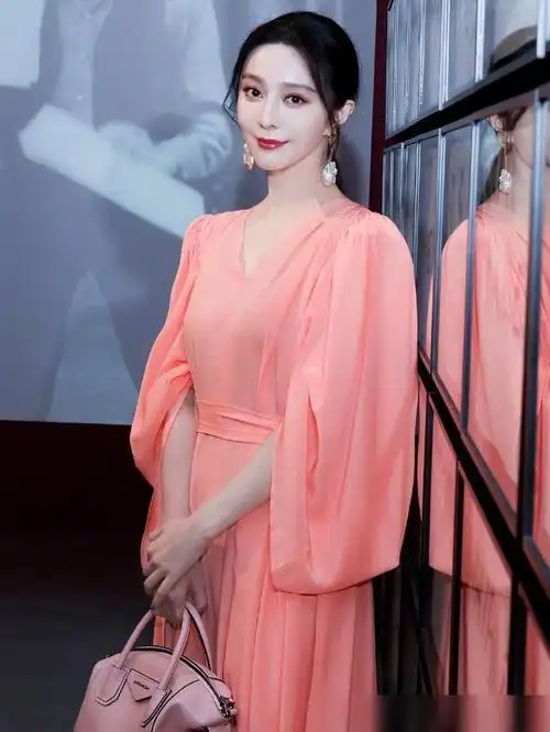 范冰冰穿粉橘裙参加美术馆活动陶冶自己情操