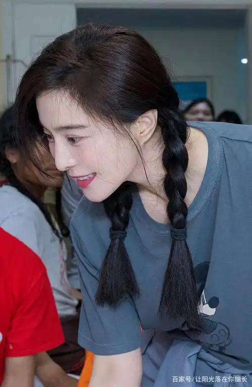 范冰冰出现在医院看望生病的孩子,新鲜的双马尾看起来更年轻