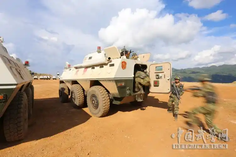 武警8750部队协同防暴装甲车演练反恐