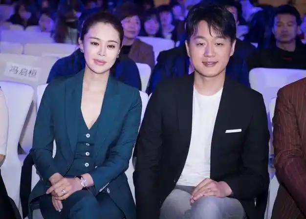 佟大为关悦又撒狗粮,都穿西装造型亮相,女的大气干练,男的帅气