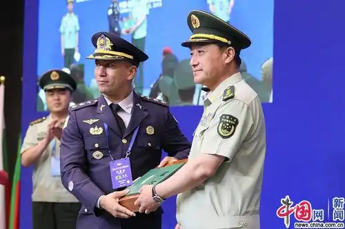 图为武警部队司令员王宁上将为发言代表颁发证书.