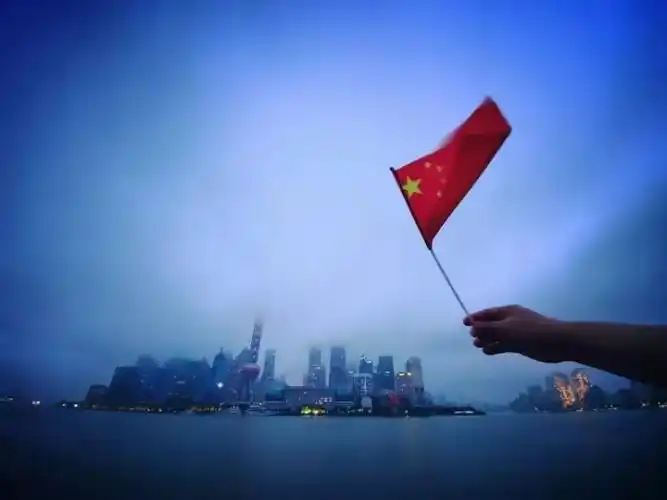 国旗每一张笑脸都与五星红旗如此搭配每一处美景与鲜艳中国红都能组合