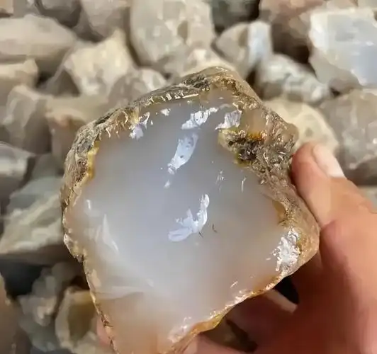 看起来和别的石头不一样,里面是透明的,不知道是不是宝石呀?