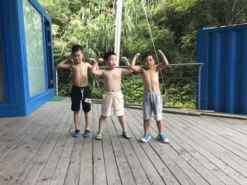 三小孩在比比谁的肌肉多力量大,卯足了劲.