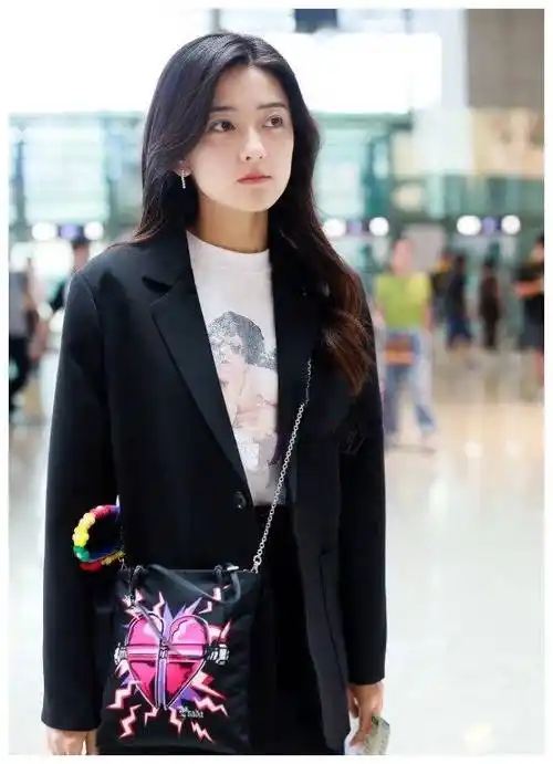 《双世宠妃》女主梁洁大变样?黑西装套装走机场,脸方到不敢认!