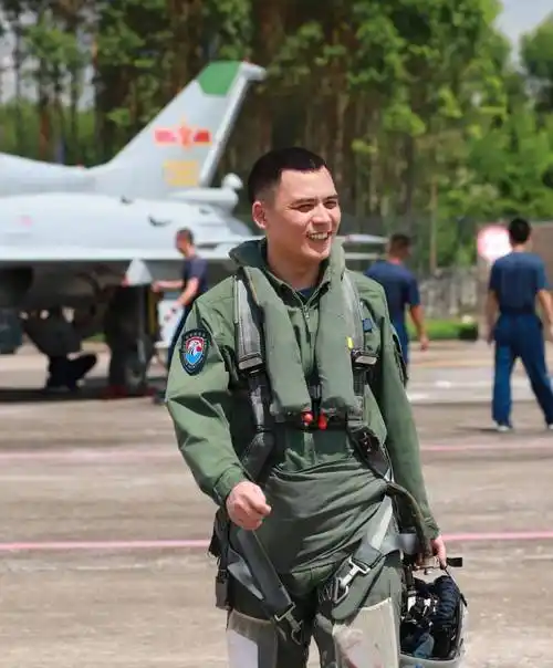 空军飞行员换发21式飞行服_战区_军装_显得