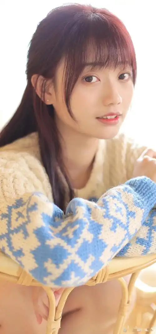 披肩长发小女生唯美的表情藏不住青春的活力