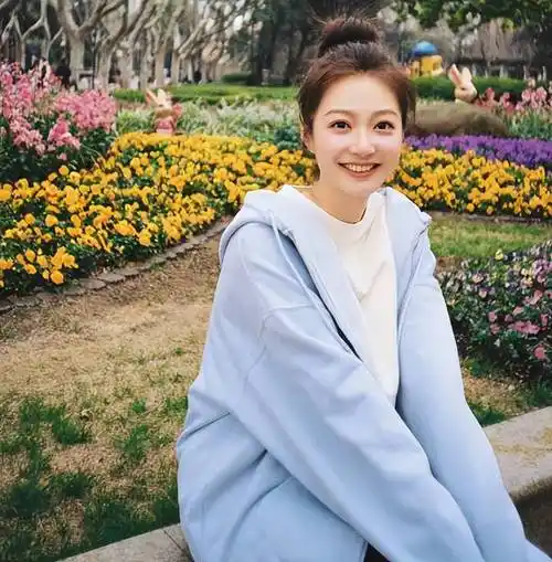 复旦校花冯琳落户上海,素颜上镜笑容甜美,23岁读研工作两不误_梦想