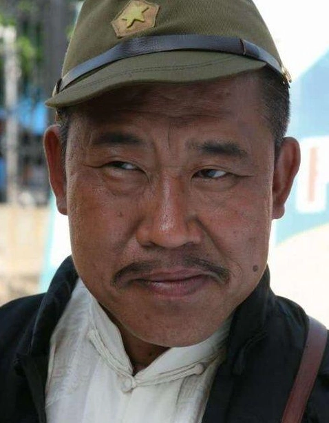 他靠演丑角走红,7岁把嘴摔歪!女儿很美!外孙女却和他像极了!