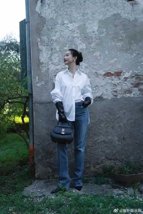 李梦白衬衫牛仔裤经典穿搭##李梦白衬衫威尼斯秋日随拍