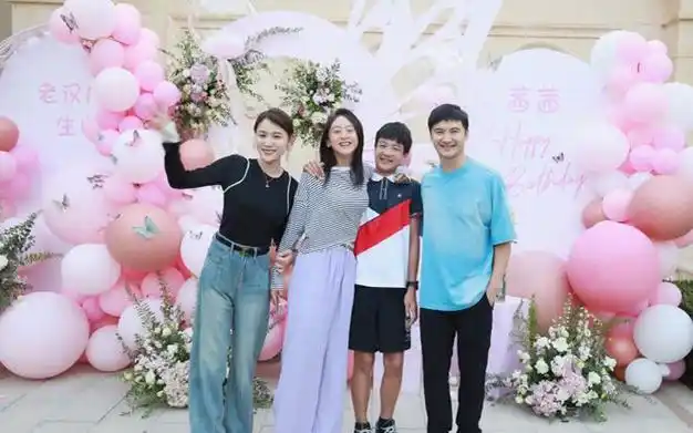 44岁田亮晒全家福儿子身高即将超爸爸女儿超妈妈全家一张脸