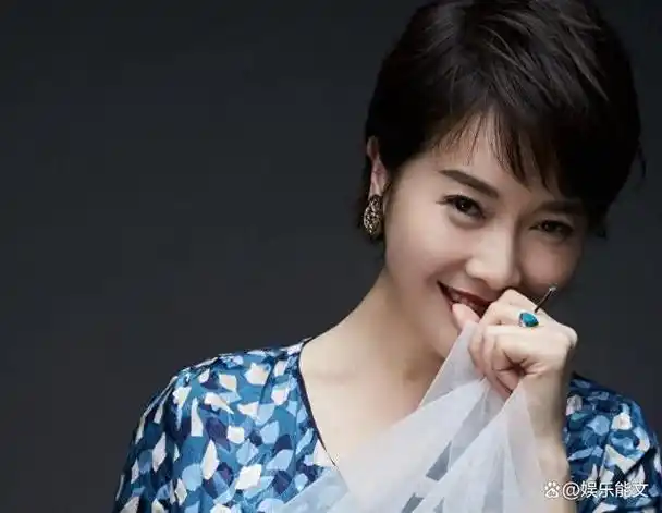 左小青的清纯端庄,笑容甜美,使她在经历了层层选拔后成功成为一名艺术