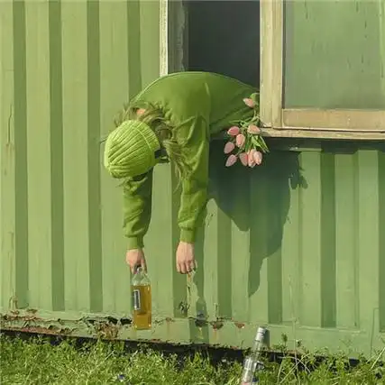 很高级清新绿色人物背景图片 慢也好步子小也好是在往前走就好_3