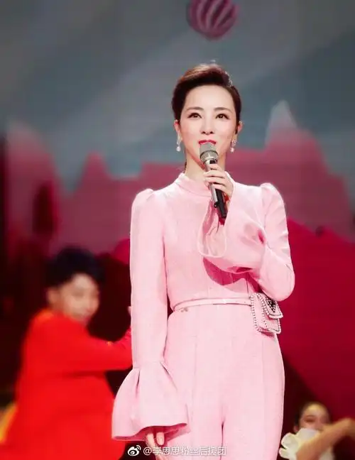 粉丝团微博分享李思思主持节目美照思思笑容温婉优雅得体