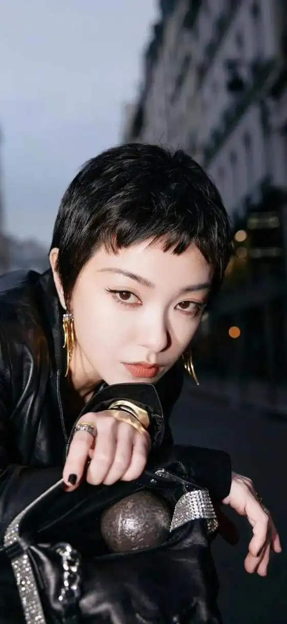 郭采洁巴黎睡衣风街拍壁纸大片