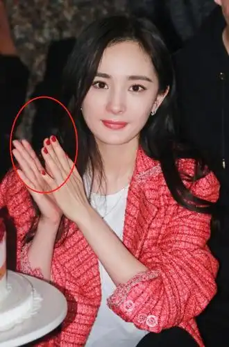杨幂出席新电影路演,有谁注意她的手指甲?真的可爱到爆!