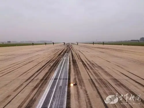 火热三伏天让空军场务兵带你感受机场烤验