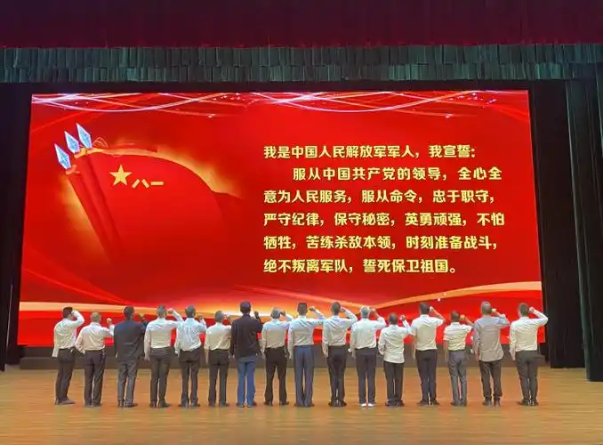 仪式现场,16名退役军人身戴大红花受领优待证,并重温军人誓词;长阳县