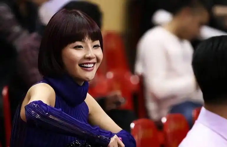 穿短裙秀高挑身材,银白色头发太好看了_吴迪_合作_篮球