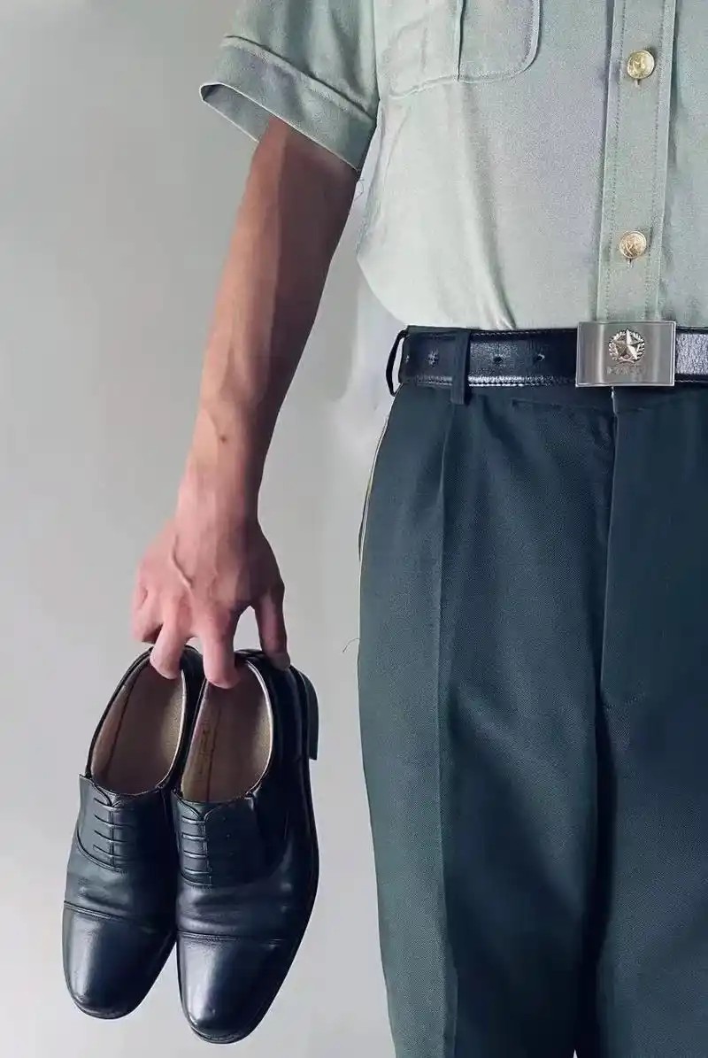 理想主义的花开在浪漫主义的土壤#退役士兵 #军装军装 #提鞋 - 抖音