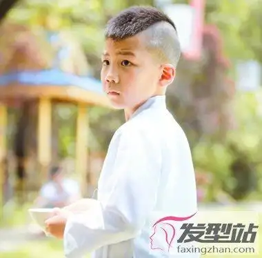 小男孩适合什么短发 简约洋气从小就是潮男_发型站_最新流行发型设计