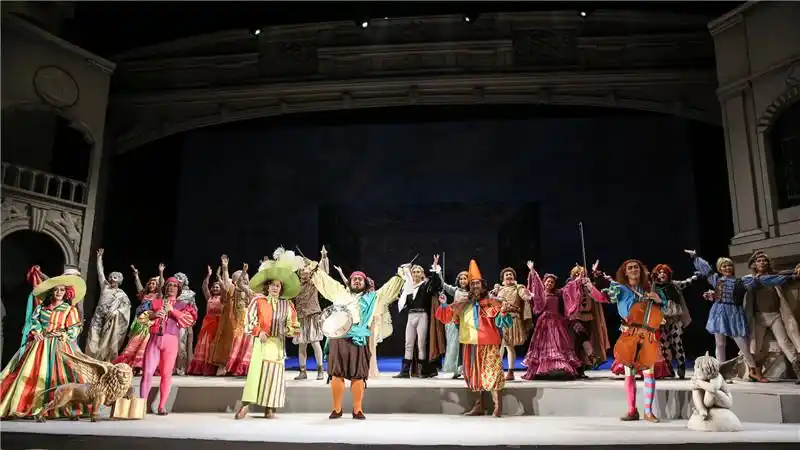 的男高音歌唱家扣京唱着"有个古老的故事在传扬"拉开了这个经典故事的