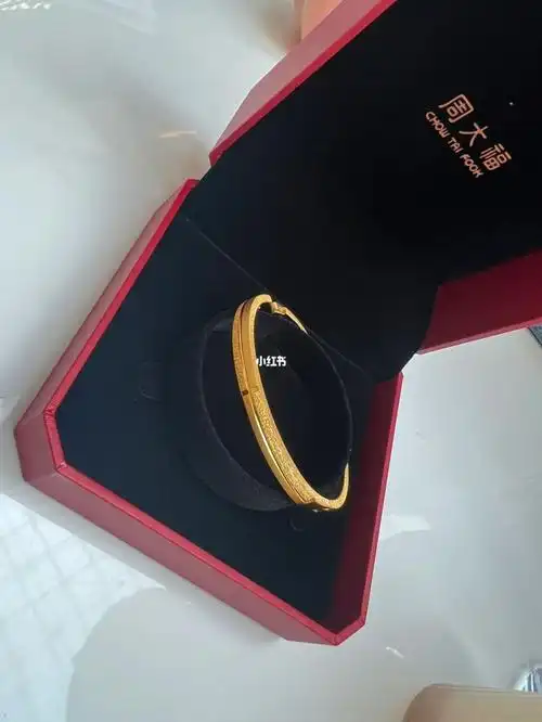 周大福椭圆金镯子