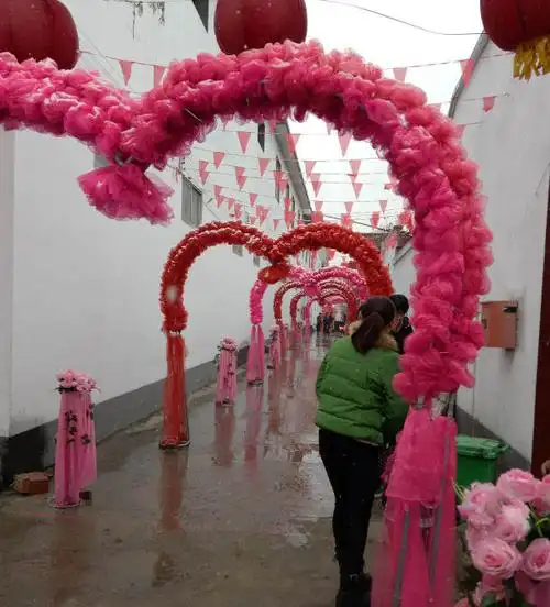 结婚是个喜庆的日子,尤其是农村的婚礼,虽然简单,但却十分热闹,街道上