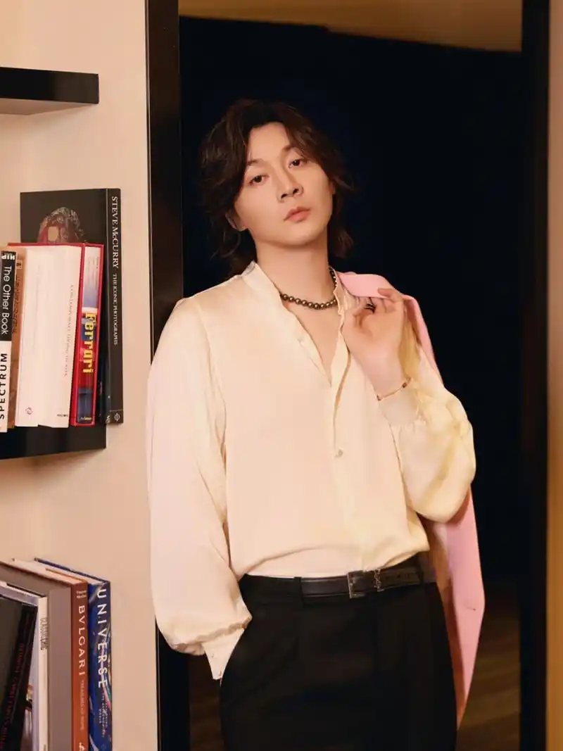 啊,这个人长得好像张大仙的头像啊