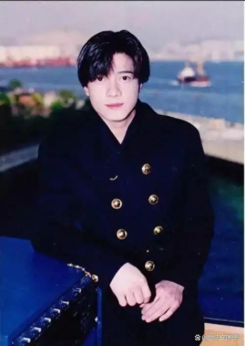 方媛带俩女儿看郭富城演唱会,无遮挡任人拍照,6岁长女美得要命