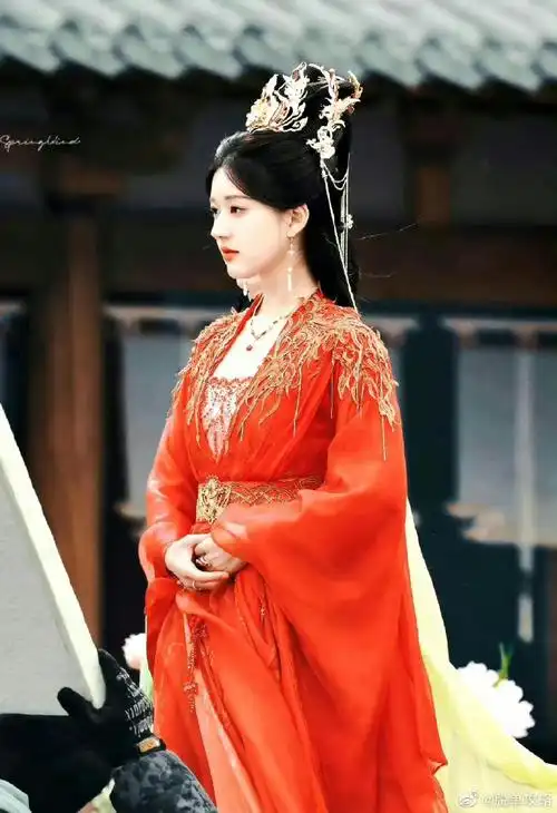 赵露思神隐红色羽衣路透#红衣是赵露思的主场,陈芊芊红衣骑马那一幕