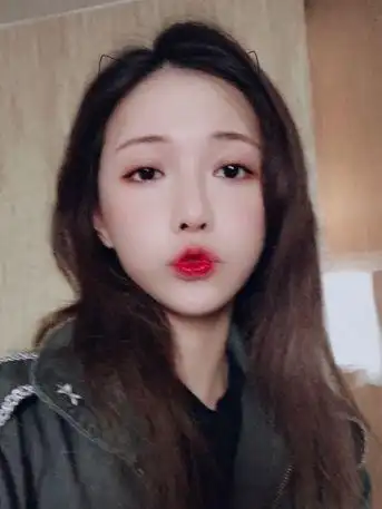 虎牙主播丸子哟晒性感唇照网友口红才是亮点