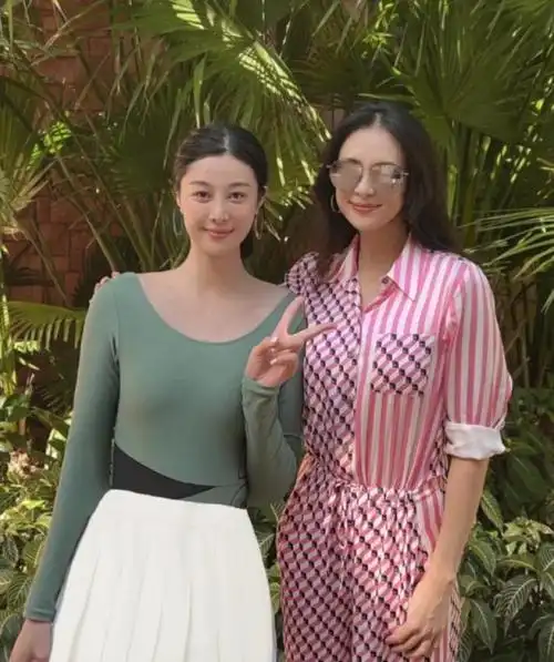 汪峰次女汪璟怡罕露面,贴心挑首饰为章子怡庆生,长相遗传康作如__财经