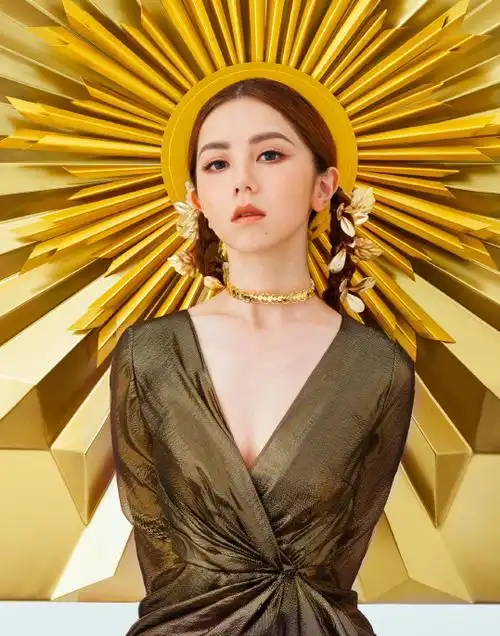 邓紫棋新专辑写真眼神凌冽 深v 亮片裙大秀曼妙好身材