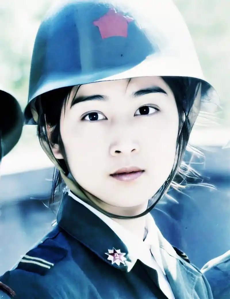 女兵穿上军装时,性格如春风,威风凛凛!