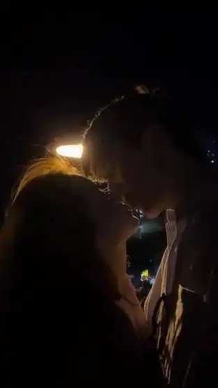 搂脖吻难道没有女生会抗拒吗 想念是无济于事的,见面就要拥抱,要亲吻