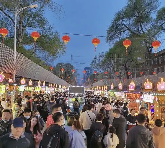 杭州西湖附近的夜市有:吴山夜市,河东路夜市,胜利河美食夜市等.mr.